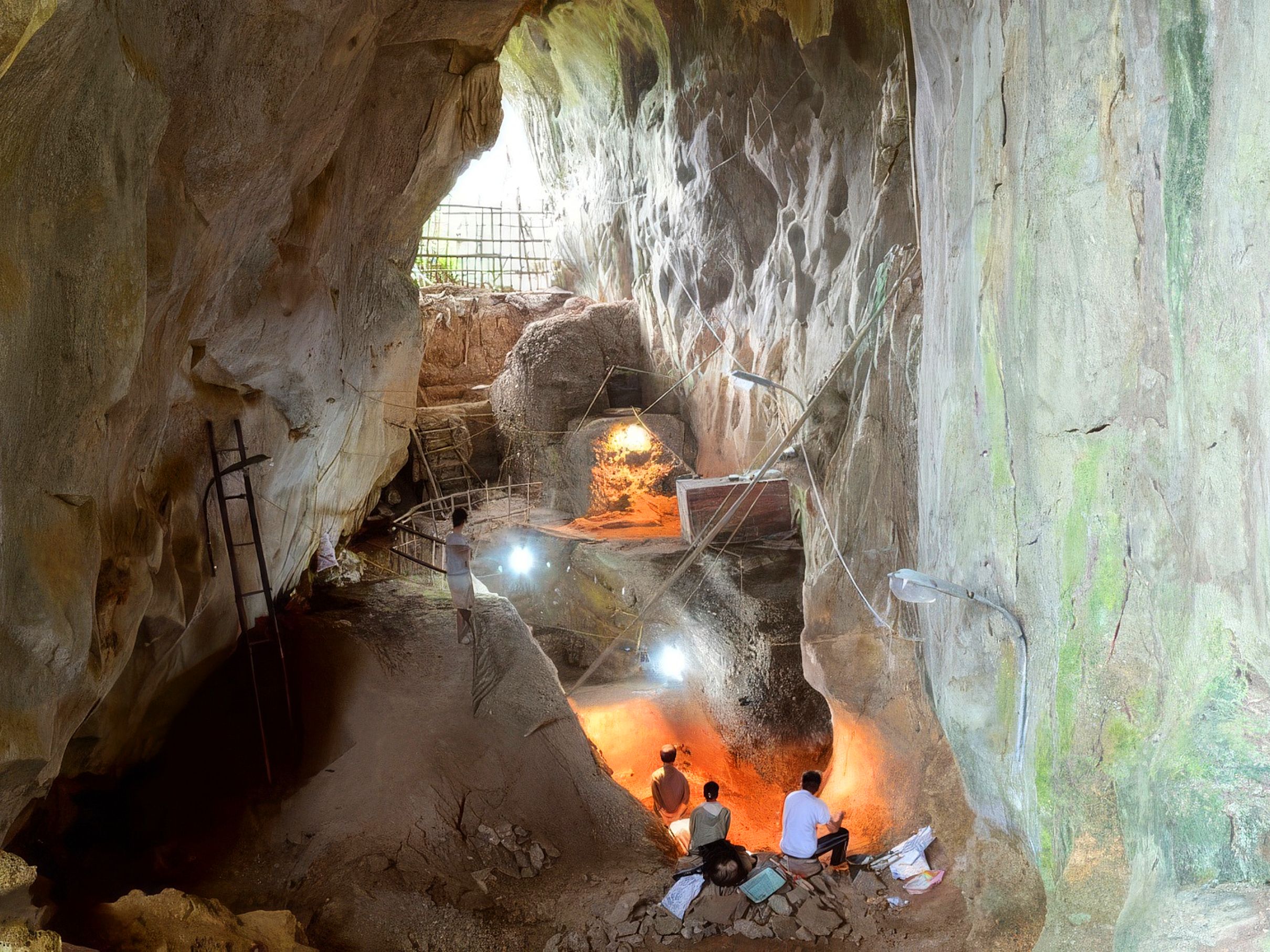 From Mai Chau: Con Moong Cave and Suoi Gio Waterfall Tour image 2