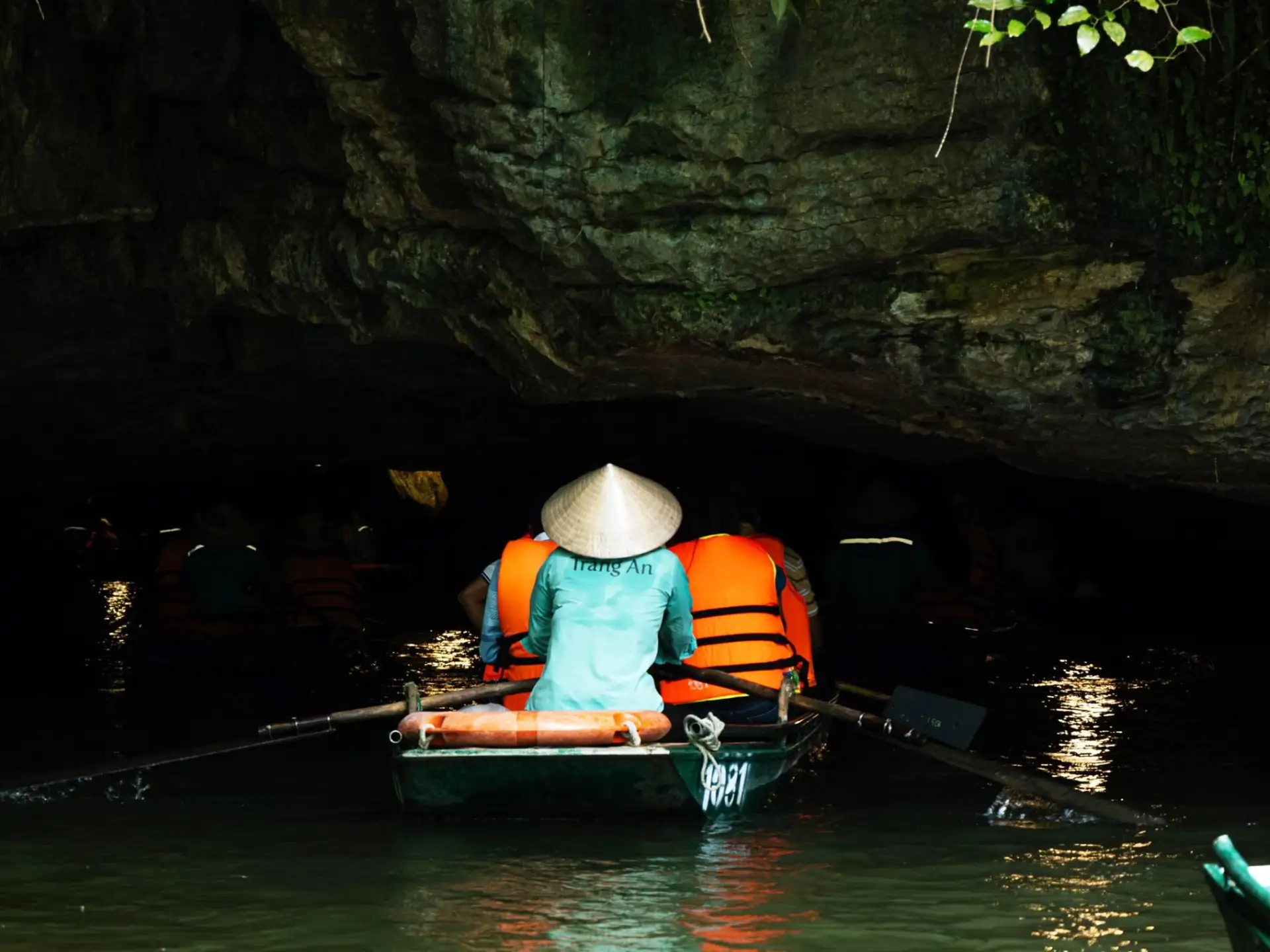 From Tam Coc: Trang An Boat, Mua Cave & Hoa Lu Night Town image 2
