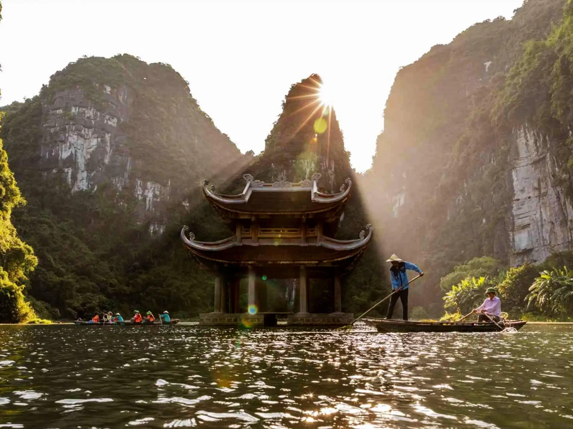 From Tam Coc: Trang An Boat, Mua Cave & Hoa Lu Night Town image 3
