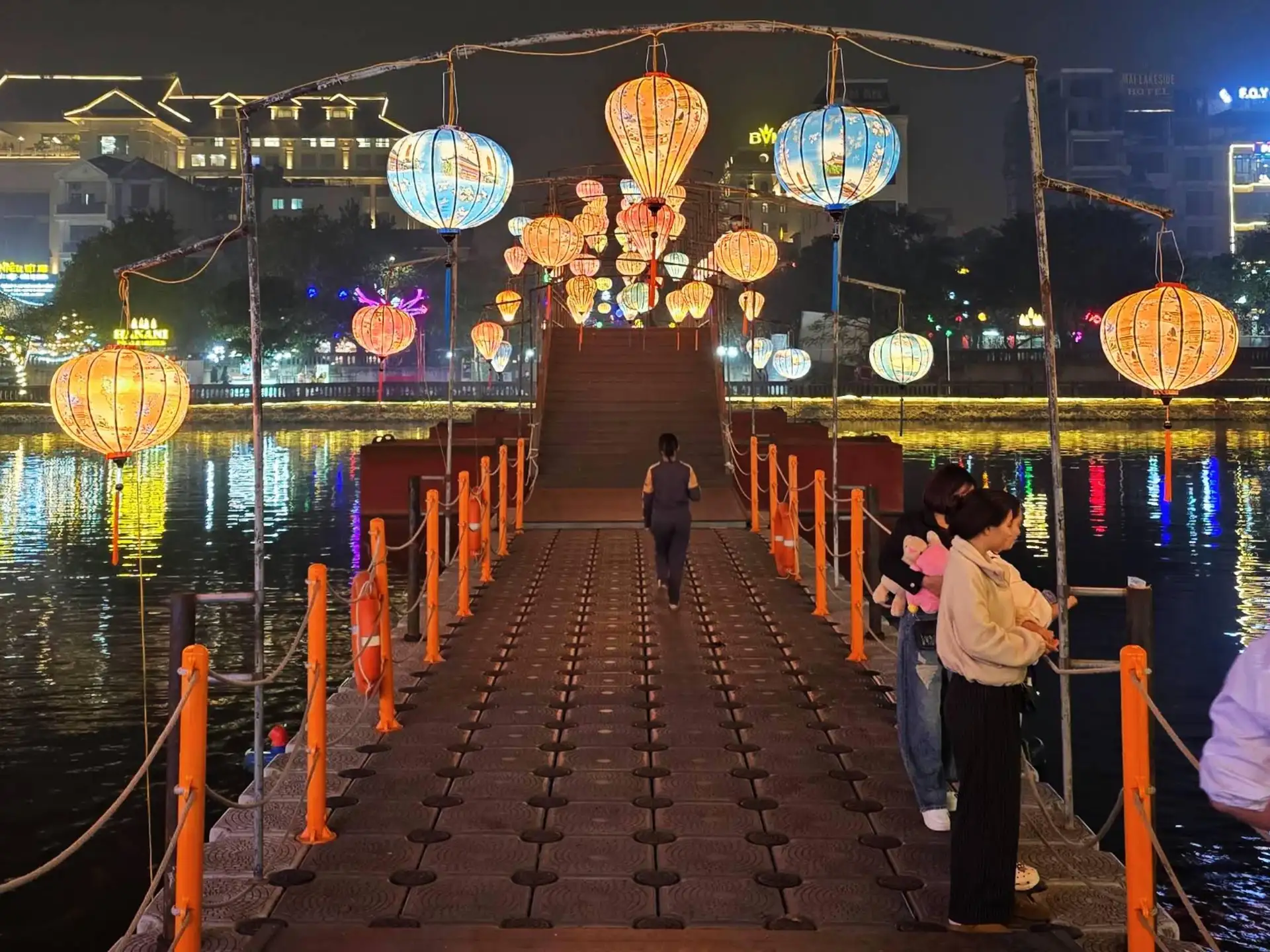 From Tam Coc: Trang An Boat, Mua Cave & Hoa Lu Night Town image 5