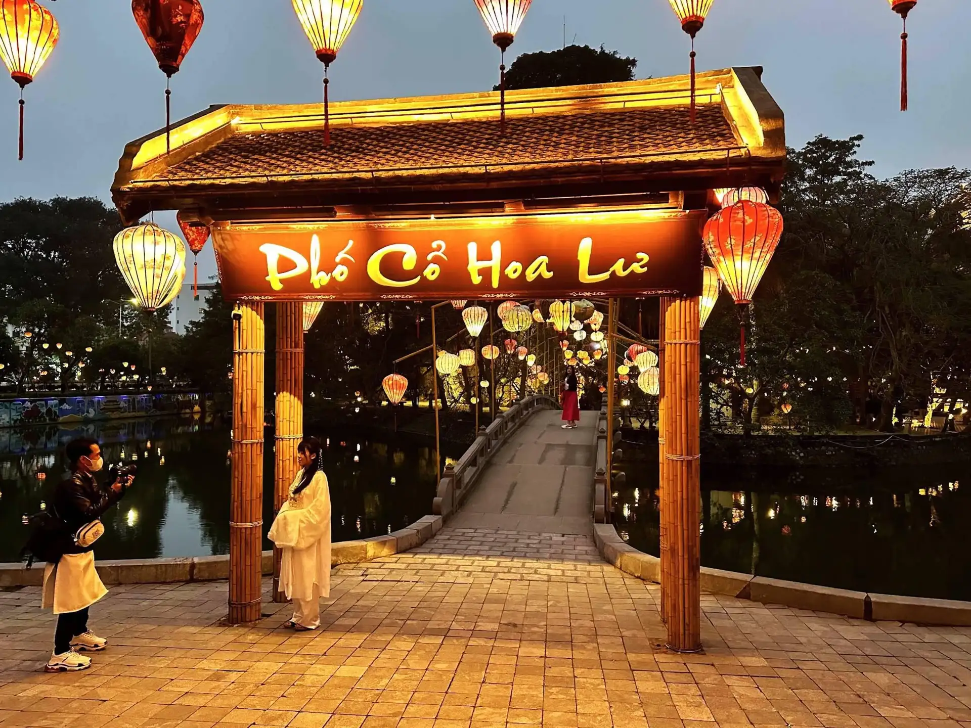From Tam Coc: Trang An Boat, Mua Cave & Hoa Lu Night Town image 6