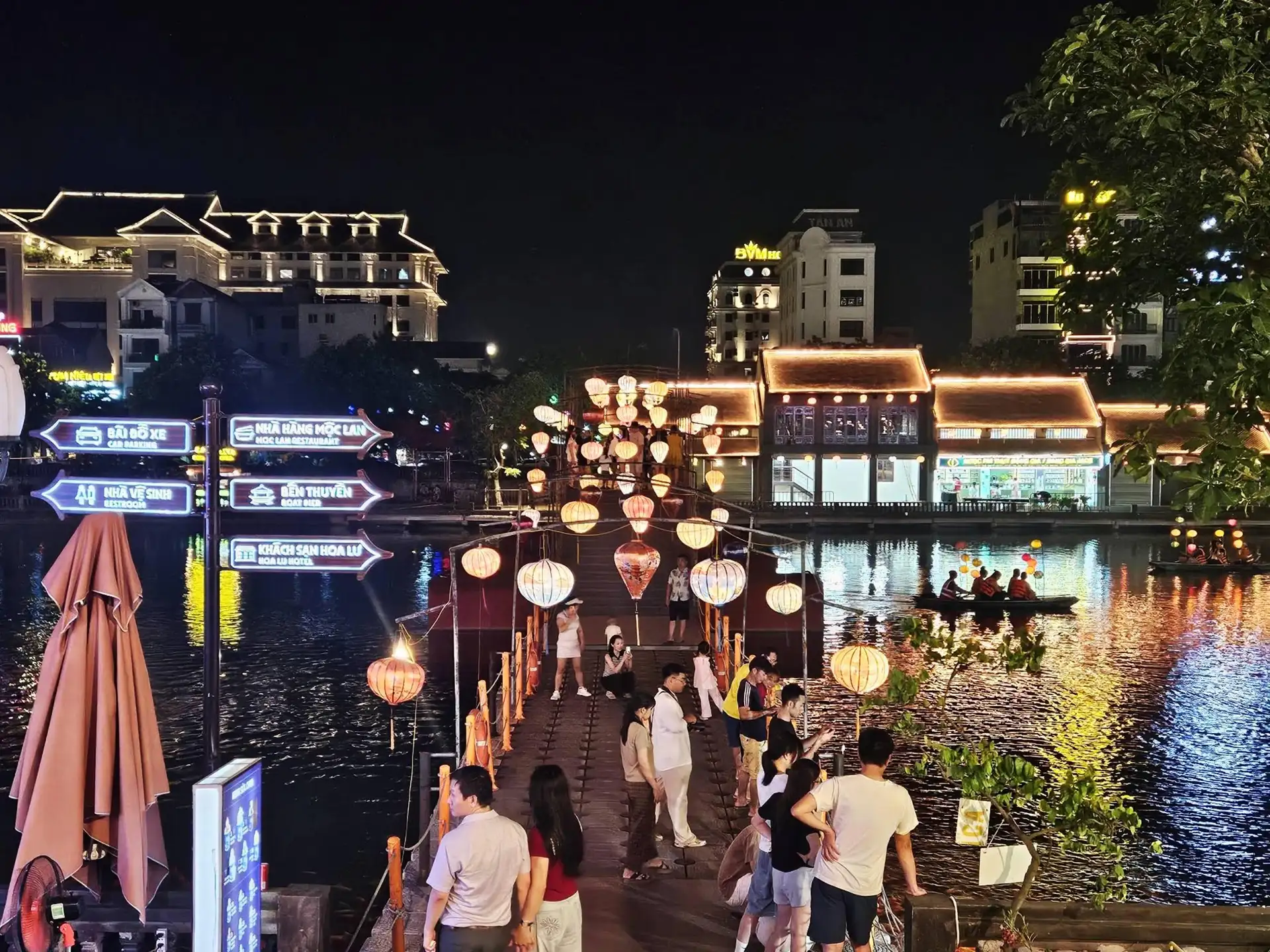 From Tam Coc: Trang An Boat, Mua Cave & Hoa Lu Night Town image 7
