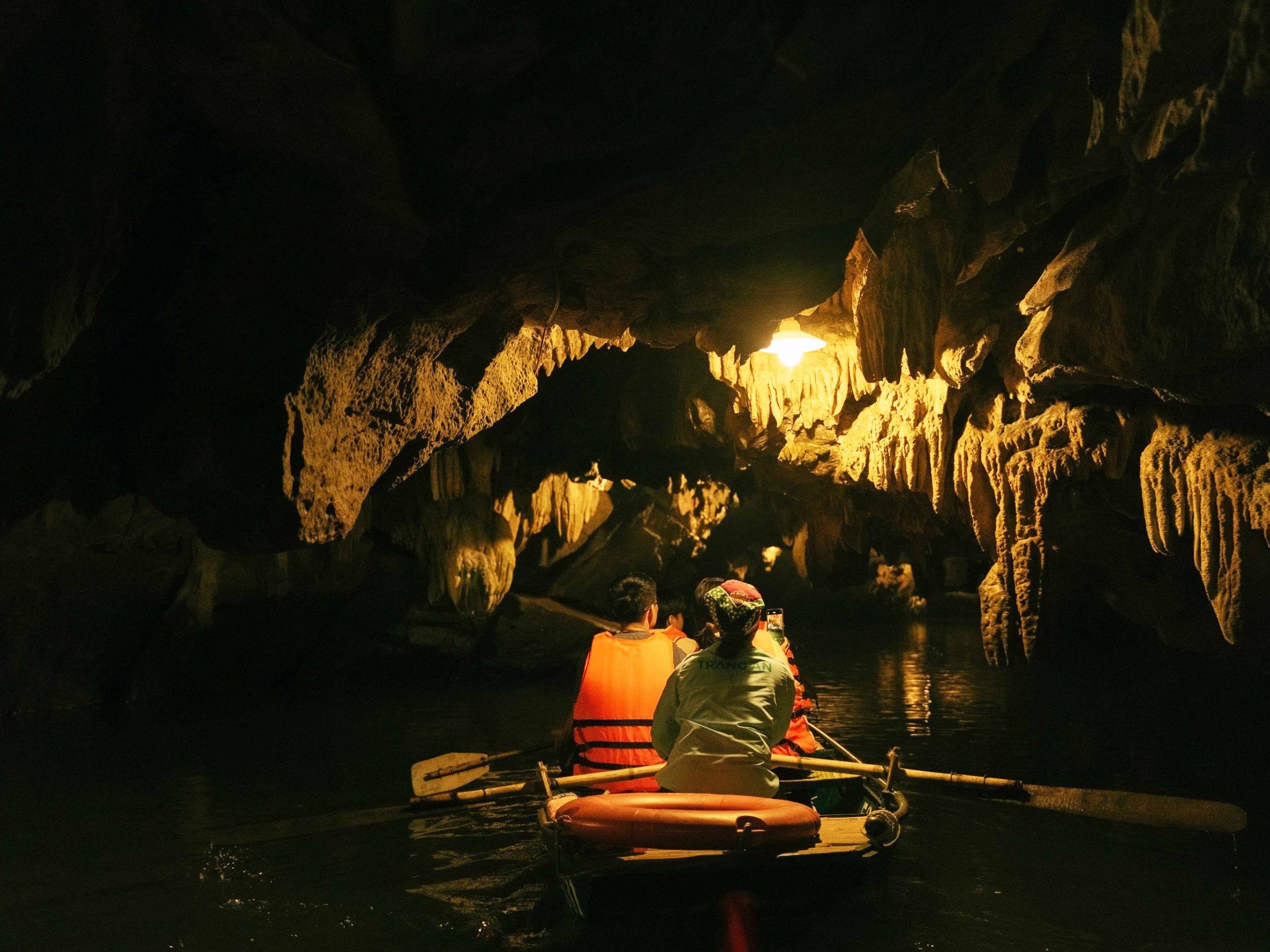 Ninh Binh: Hoa Lu, Trang An, and Suoi Gio Waterfall Tour image 3