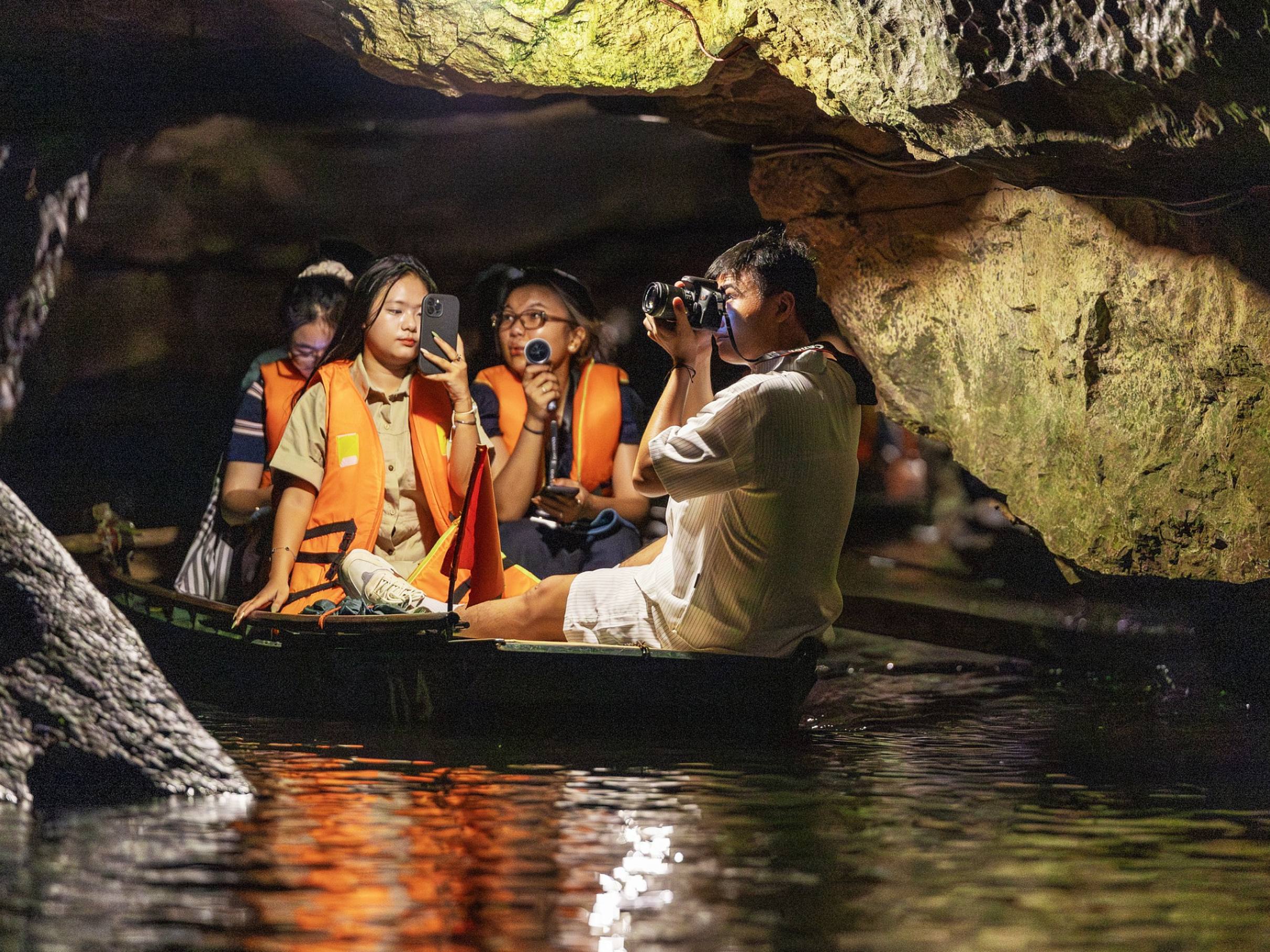 Ninh Binh: Hoa Lu, Trang An, and Suoi Gio Waterfall Tour image 4