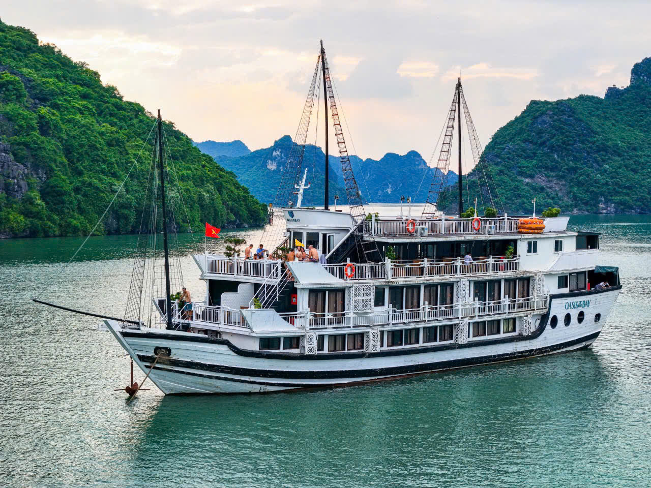 Hạ Long Patty Cruise 2 day 1 night